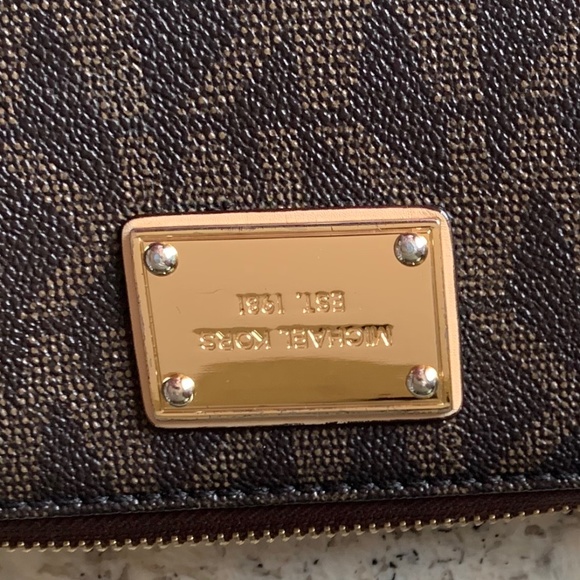 Michael Kors Large Jet Set Travel Logo Wallet EUC - Picture 5 of 13